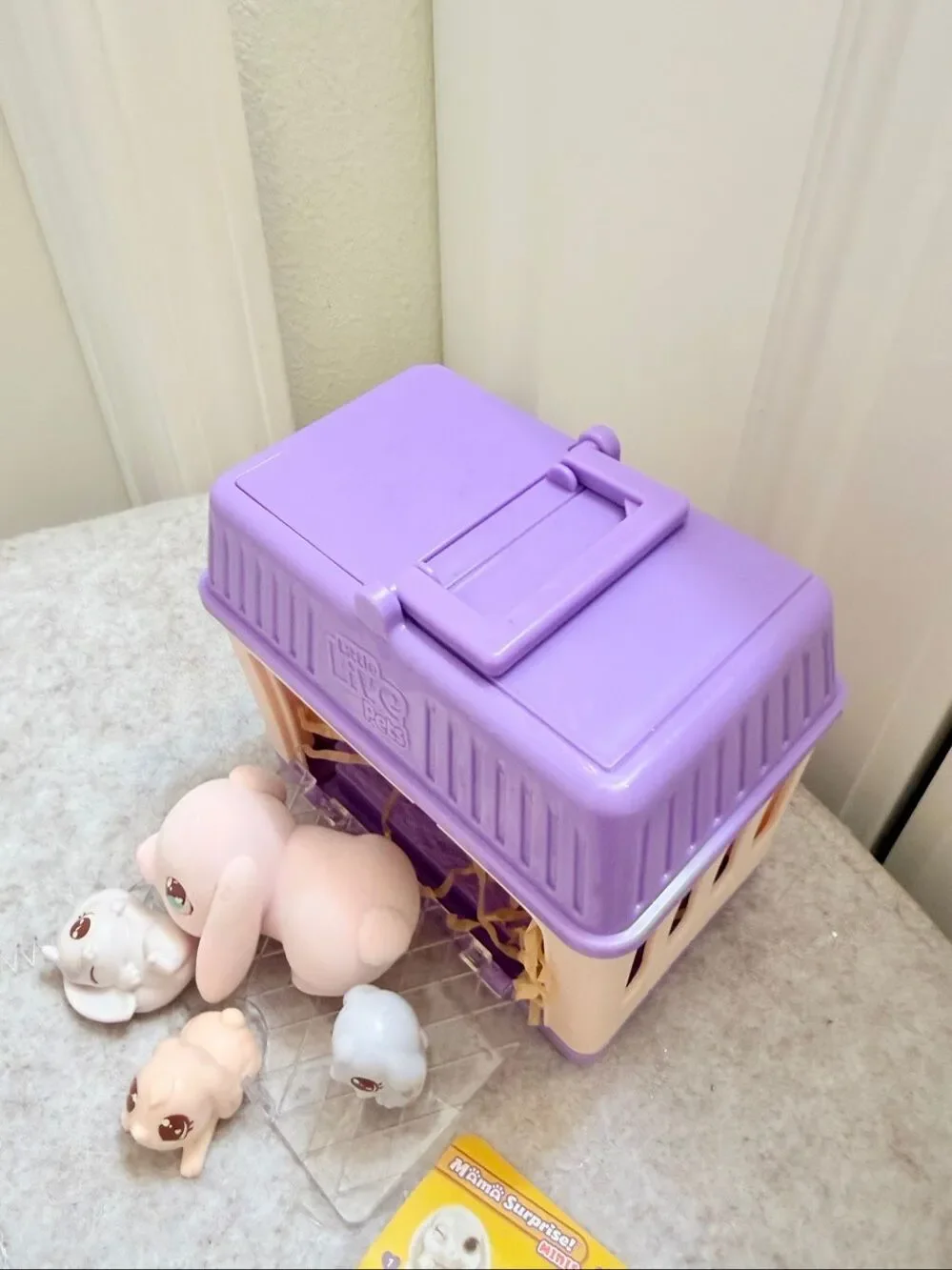 Little Live Pets - Mama Surprise Minis. Feed and Nurture a Lil' Bunny Inside